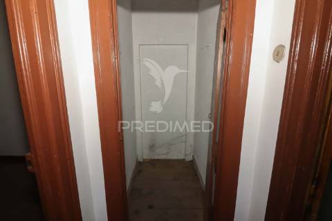 Prédio com 2 apartamentos e área de armazém em alenquer