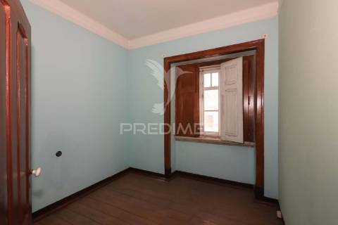 Prédio com 2 apartamentos e área de armazém em alenquer