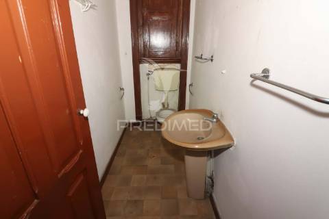 Prédio com 2 apartamentos e área de armazém em alenquer