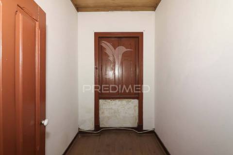 Prédio com 2 apartamentos e área de armazém em alenquer