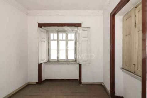 Prédio com 2 apartamentos e área de armazém em alenquer