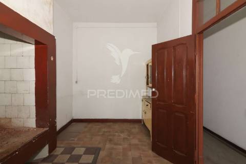 Prédio com 2 apartamentos e área de armazém em alenquer