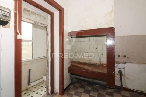 Prédio com 2 apartamentos e área de armazém em alenquer