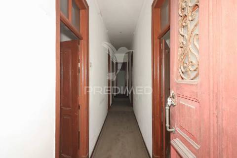 Prédio com 2 apartamentos e área de armazém em alenquer