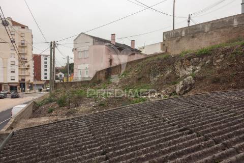 Prédio com 2 apartamentos e área de armazém em alenquer