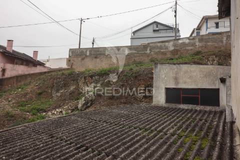 Prédio com 2 apartamentos e área de armazém em alenquer