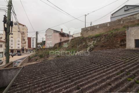 Prédio com 2 apartamentos e área de armazém em alenquer