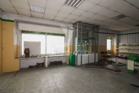 Prédio com 2 apartamentos e área de armazém em alenquer