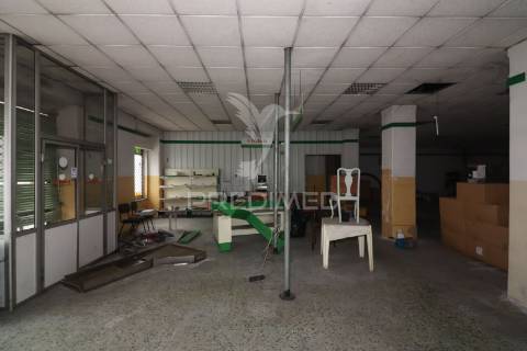 Prédio com 2 apartamentos e área de armazém em alenquer