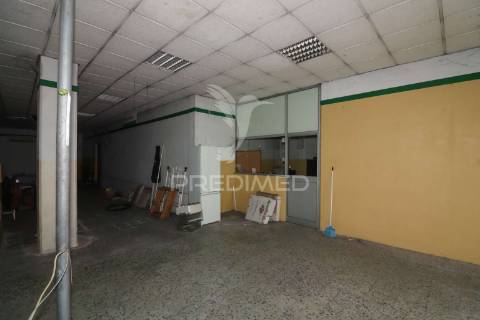 Prédio com 2 apartamentos e área de armazém em alenquer