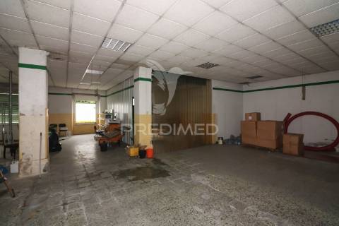 Prédio com 2 apartamentos e área de armazém em alenquer