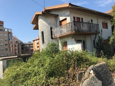 Moradia t4 com terreno no centro da vila de albergaria-a-velha, aveiro