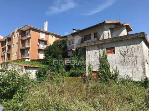 Moradia t4 com terreno no centro da vila de albergaria-a-velha, aveiro