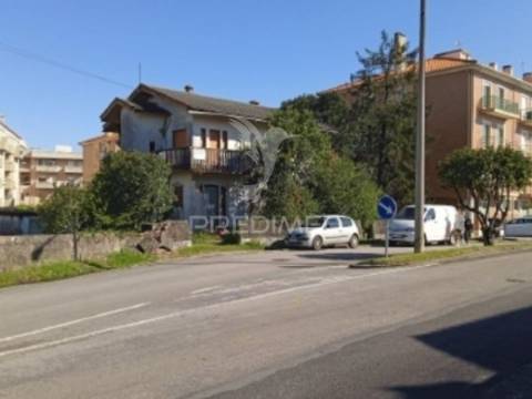 Moradia t4 com terreno no centro da vila de albergaria-a-velha, aveiro