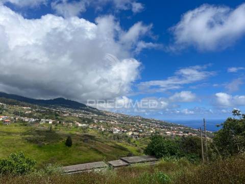Moradia para recuperar t2  com 280m2 de terreno no estreito da calheta.