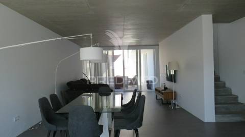 Moradia minimalista nova v4 em câmara de lobos