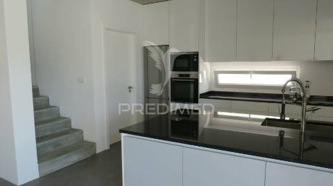 Moradia minimalista nova v4 em câmara de lobos