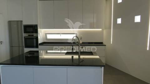 Moradia minimalista nova v4 em câmara de lobos