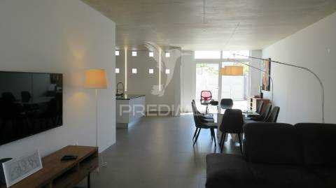 Moradia minimalista nova v4 em câmara de lobos