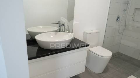 Moradia minimalista nova v4 em câmara de lobos