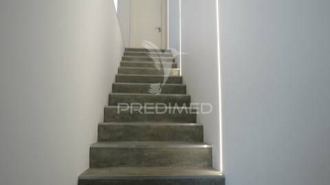 Moradia minimalista nova v4 em câmara de lobos