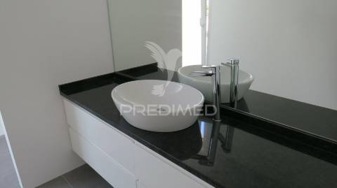 Moradia minimalista nova v4 em câmara de lobos