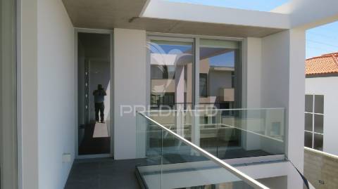 Moradia minimalista nova v4 em câmara de lobos