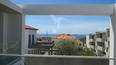 Moradia minimalista nova v4 em câmara de lobos