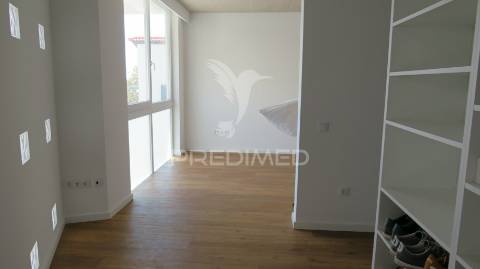 Moradia minimalista nova v4 em câmara de lobos