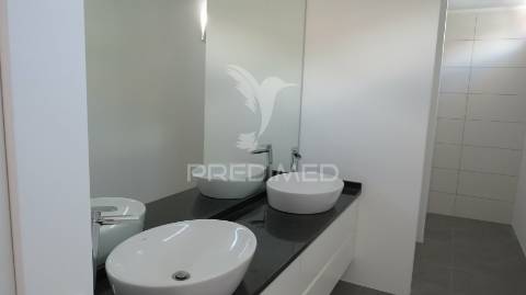 Moradia minimalista nova v4 em câmara de lobos