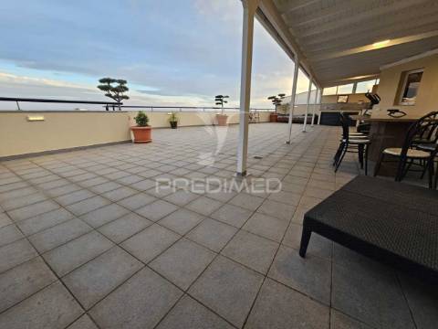 Vendo penthouse t4 nos barreiros vista funchal.
