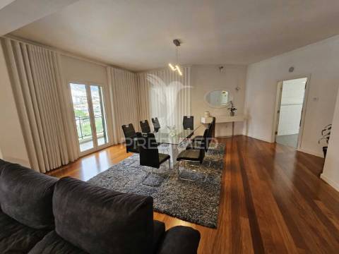 Vendo penthouse t4 nos barreiros vista funchal.