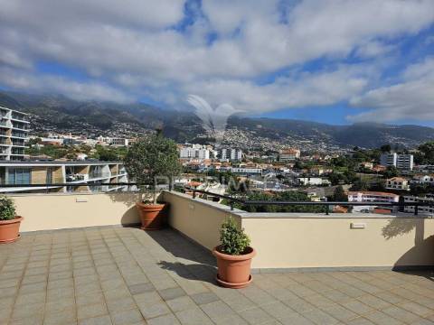 Vendo penthouse t4 nos barreiros vista funchal.