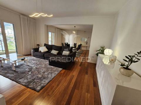 Vendo penthouse t4 nos barreiros vista funchal.