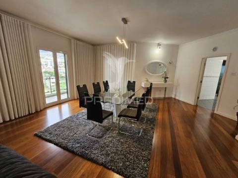 Vendo penthouse t4 nos barreiros vista funchal.