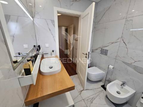 Vendo penthouse t4 nos barreiros vista funchal.