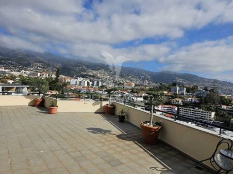 Vendo penthouse t4 nos barreiros vista funchal.