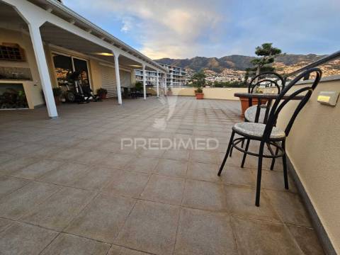 Vendo penthouse t4 nos barreiros vista funchal.