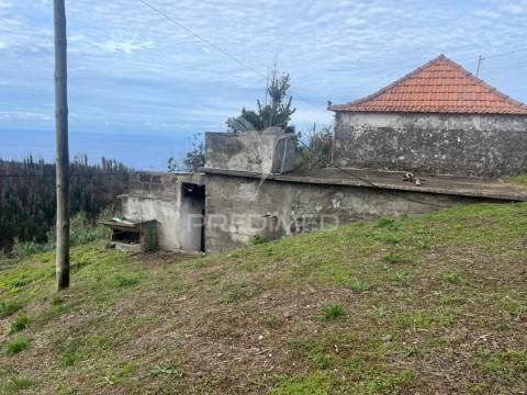 Moradia em pedra,com terreno (1.000m2) e 2 palheiros