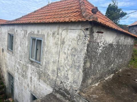 Moradia em pedra,com terreno (1.000m2) e 2 palheiros