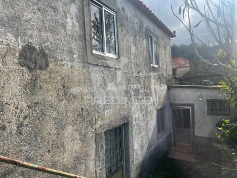 Moradia em pedra,com terreno (1.000m2) e 2 palheiros