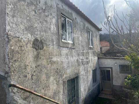 Moradia em pedra,com terreno (1.000m2) e 2 palheiros