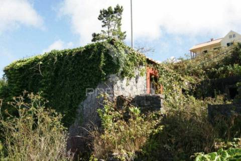Vendo 2 moradias para recuperar implantadas num terreno de 800 m2  com projecto aprovado p. moniz