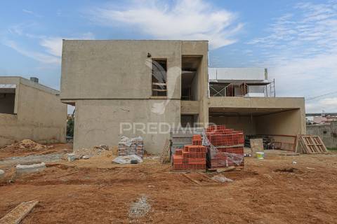 Moradia independente t5 com piscina privada