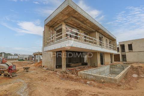 Moradia independente t5 com piscina privada