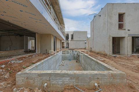 Moradia independente t5 com piscina privada