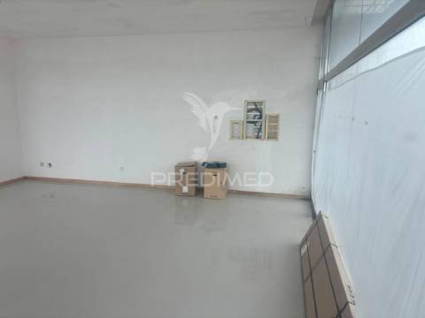 Loja com potencial para conversão em apartamento t0