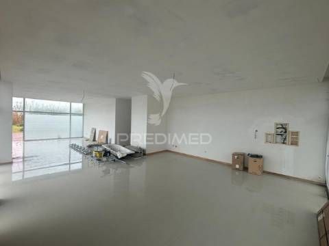 Loja com potencial para conversão em apartamento t1