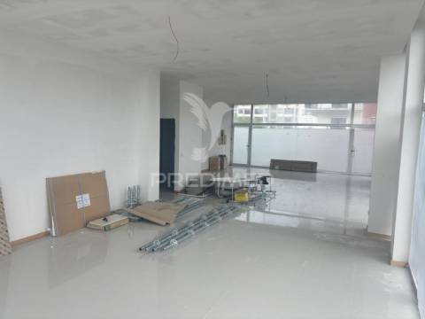 Loja com potencial para conversão em apartamento t0