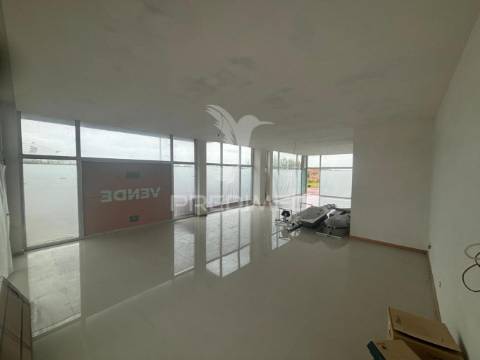 Loja com potencial para conversão em apartamento t0